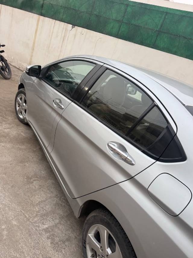 https://images10.gaadi.com/usedgaadi-sellcar/UsedCar/6b77d797-af24-43fa-91b7-2a0ca7d68f65/7a86e69e-1c1a-40f5-b0c5-1be08dd4a921.jpeg?imwidth=6402