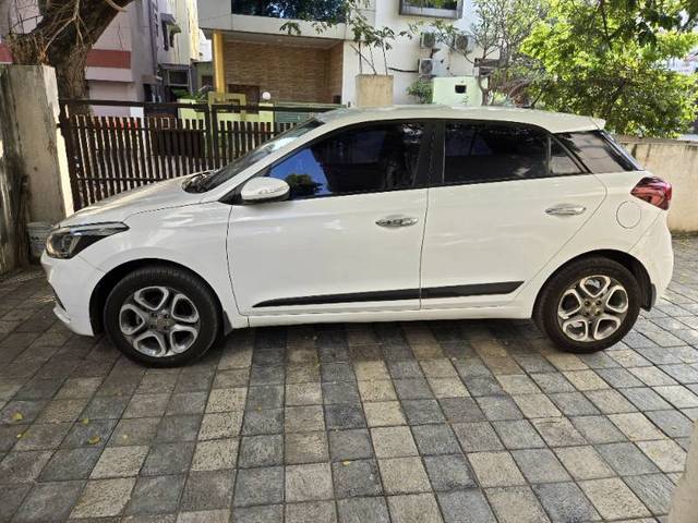 https://images10.gaadi.com/usedgaadi-sellcar/UsedCar/6be6e4ad-9e46-478a-93e0-fcbd4b430212/9d018c5f-22f8-4dae-9d97-b0ab8aa9b849.jpg?imwidth=6401