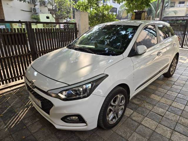 https://images10.gaadi.com/usedgaadi-sellcar/UsedCar/6be6e4ad-9e46-478a-93e0-fcbd4b430212/fff7cc7b-efee-4dc5-b14d-ac20c6168b49.jpg?imwidth=6400