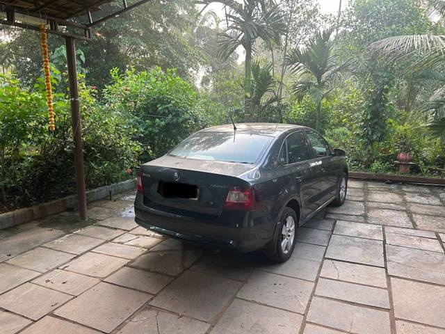 https://images10.gaadi.com/usedgaadi-sellcar/UsedCar/6ccc4a8e-ba08-4484-8332-679a16bf0829/fdf7dba7-14b1-474e-a201-f6889dbad8bd.jpeg?imwidth=6402