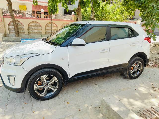 https://images10.gaadi.com/usedgaadi-sellcar/UsedCar/6cf376f0-8f15-42a2-8061-dfd59af61d1a/0fa074fb-5044-4dd4-a25f-bcc00d1ab773.jpg?imwidth=6400