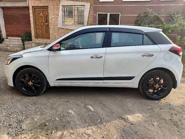 https://images10.gaadi.com/usedgaadi-sellcar/UsedCar/6d1d86f1-551a-49a1-a9c5-202309baa92a/6d13848b-fa78-48fd-84e7-a59db374a816.jpg?imwidth=6402