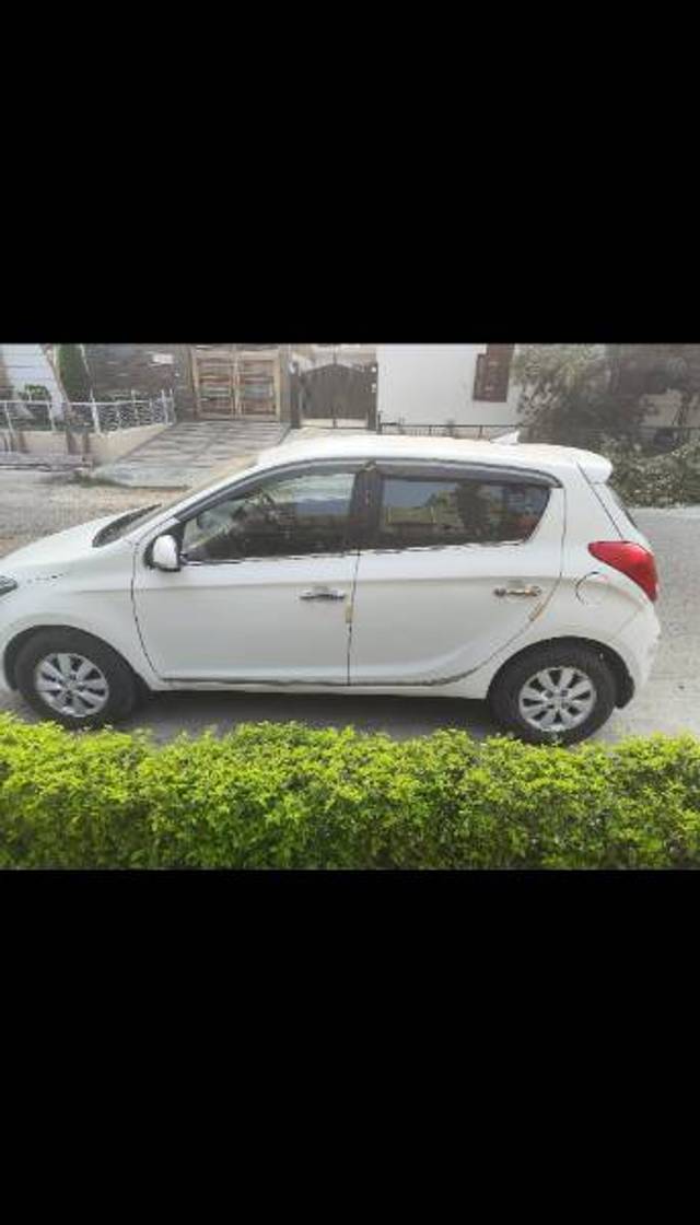 https://images10.gaadi.com/usedgaadi-sellcar/UsedCar/6e7aa0c5-3b88-47ff-a684-982803d2565c/a8640360-4c9e-4109-b4cc-a4157704b836.jpg?imwidth=6402