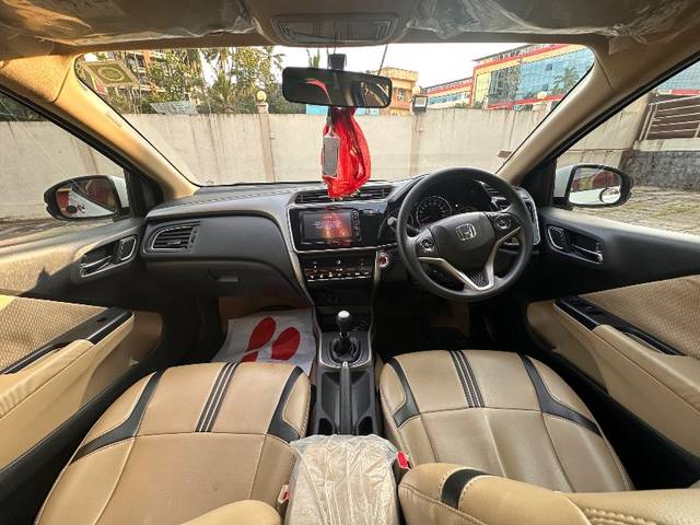 https://images10.gaadi.com/usedgaadi-sellcar/UsedCar/6edabf19-259c-4534-9337-e1f6f19a59e0/f0224678-dd9f-4971-8d33-a0d2eea3dfd4.jpeg?imwidth=6401