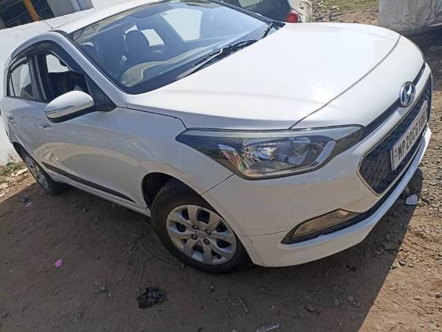 https://images10.gaadi.com/usedgaadi-sellcar/UsedCar/7169d969-95d7-4e2c-bed9-f34468a3bb30/252c4927-52ff-4338-823f-3de9e21a308b.jpg?imwidth=6400