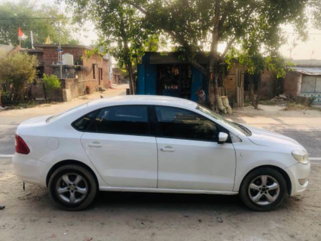 https://images10.gaadi.com/usedgaadi-sellcar/UsedCar/72141579-3741-495b-9a43-afd1837b1fb3/d99df2a2-b56b-4e40-95d2-24ef5bd63167.jpg?imwidth=6401