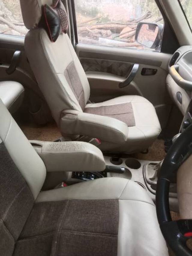 https://images10.gaadi.com/usedgaadi-sellcar/UsedCar/74627924-2639-4d04-8dd7-05fa77d7ac47/e61e0559-2914-4f79-8aee-8471ba7fcde5.jpg?imwidth=6402