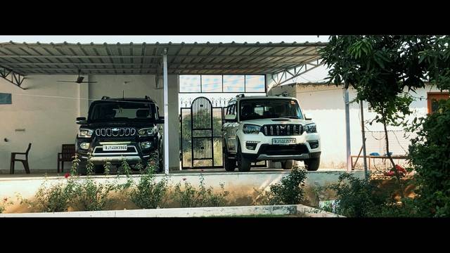 https://images10.gaadi.com/usedgaadi-sellcar/UsedCar/75b6836c-78c6-4bd1-b925-55d162c553d3/7fa7efd7-d98f-4503-abce-dd532afc83e1.jpeg?imwidth=6401