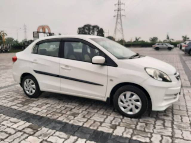 https://images10.gaadi.com/usedgaadi-sellcar/UsedCar/75cf562f-243d-4f5c-9b72-18727b389247/b7103ce4-7e1d-41d4-911d-a17ddd823527.jpg?imwidth=6400