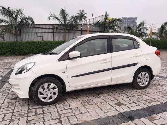 https://images10.gaadi.com/usedgaadi-sellcar/UsedCar/75cf562f-243d-4f5c-9b72-18727b389247/f934dd75-b906-48b4-aad8-7a5366cae1af.jpg?imwidth=6402