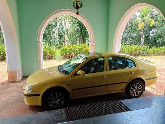 https://images10.gaadi.com/usedgaadi-sellcar/UsedCar/76767830-d2b9-4f84-bcde-2f93b64d5e7f/dde52596-4c1e-4f15-baa7-dfa929d0aff0.jpg?imwidth=6400