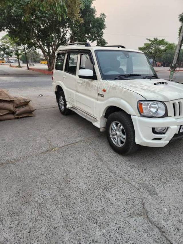 https://images10.gaadi.com/usedgaadi-sellcar/UsedCar/78177c47-fbd4-4d88-ba75-d5821f35cce3/ddb69c8d-6d55-4c34-8eed-af20a91ecd39.jpg?imwidth=6400