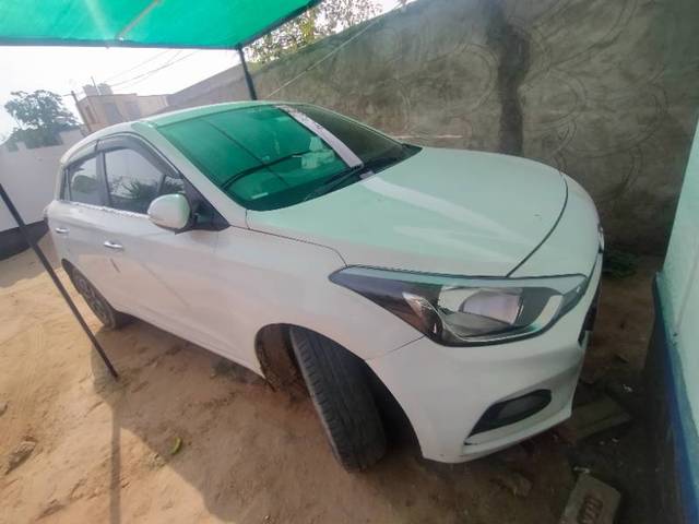 https://images10.gaadi.com/usedgaadi-sellcar/UsedCar/786df57a-28a2-4c17-9888-0657d6940ff3/6c63d552-cf98-4cb9-b2a7-174ade21a6f7.jpg?imwidth=6400