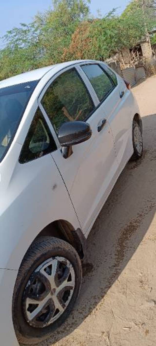 https://images10.gaadi.com/usedgaadi-sellcar/UsedCar/7a1e40ea-8b70-4240-bf00-44f8c5325a69/25d2d797-b7af-4b63-b625-86a399142065.jpg?imwidth=6402
