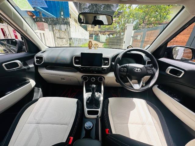 https://images10.gaadi.com/usedgaadi-sellcar/UsedCar/7a6b576c-63a9-485e-8ca4-c08e033f562c/5fbabec5-fe5f-4b4f-90bf-3e90e4a81763.jpeg?imwidth=6402