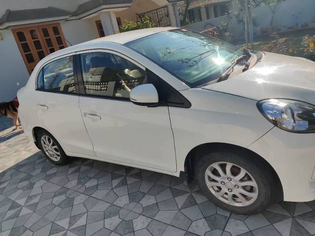 https://images10.gaadi.com/usedgaadi-sellcar/UsedCar/7b379f9a-b9f0-4475-a959-f83c48666101/51bed413-0c37-406c-9e40-c36ff5f5eae1.jpg?imwidth=6401