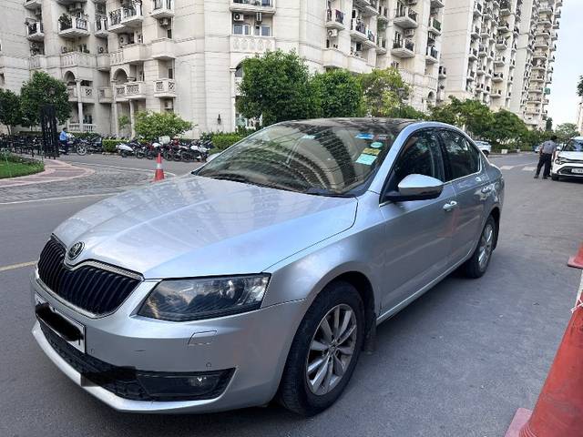 https://images10.gaadi.com/usedgaadi-sellcar/UsedCar/7ba724cc-d0a1-4dc4-8691-2b281f75a71d/eae6774a-d764-420e-8abd-2b0c372257ec.jpeg?imwidth=6400
