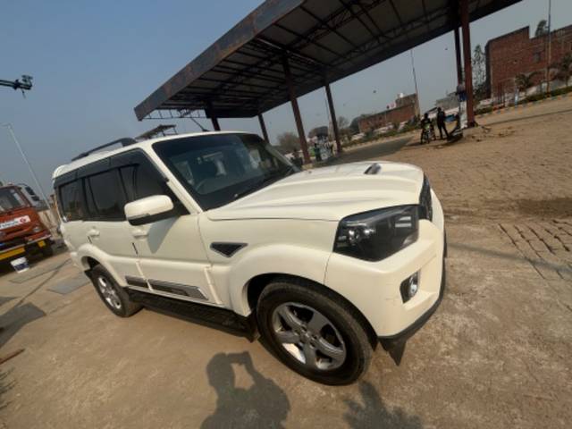 https://images10.gaadi.com/usedgaadi-sellcar/UsedCar/7cdad802-82e2-480d-8e4e-595674655629/27f77b9b-9abb-41cf-a18b-48049d1d0ba8.jpeg?imwidth=6400