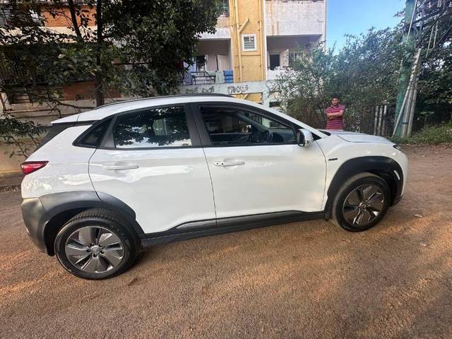 https://images10.gaadi.com/usedgaadi-sellcar/UsedCar/7cf0635e-981f-4b79-aa30-6bc8f905a06d/14572065-6d54-48f1-93b9-b1bcca73c64d.jpg?imwidth=6401