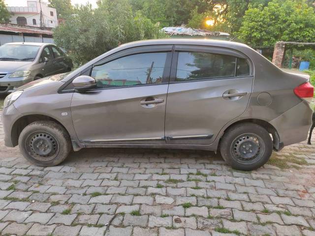 https://images10.gaadi.com/usedgaadi-sellcar/UsedCar/7d0ff0b1-1977-443c-94ce-287cf90f3feb/a24ee27e-17d2-45dc-8d14-87c851358f05.jpg?imwidth=6402