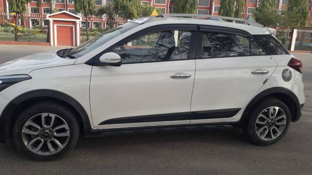 https://images10.gaadi.com/usedgaadi-sellcar/UsedCar/7dcec6d2-d532-4248-9a00-c2c8c4803797/8c3608be-49cf-4c69-b7ba-d62ce88653a2.jpg?imwidth=6402