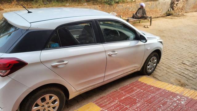https://images10.gaadi.com/usedgaadi-sellcar/UsedCar/7e12a75f-b2a2-4e22-8be9-198fe52d8275/37d8f7a8-e519-4468-ade1-afcd0e4be673.jpg?imwidth=6401