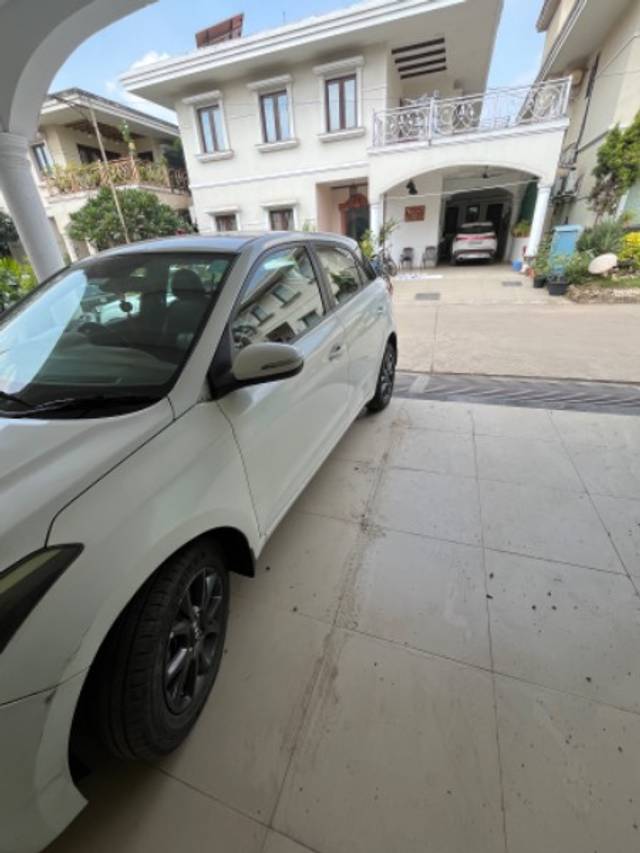 https://images10.gaadi.com/usedgaadi-sellcar/UsedCar/7e65e7f3-97c2-4ff8-8f23-07bfc02bb4e2/df6ea76b-40df-4e62-94fc-04be3de949f5.jpeg?imwidth=6401