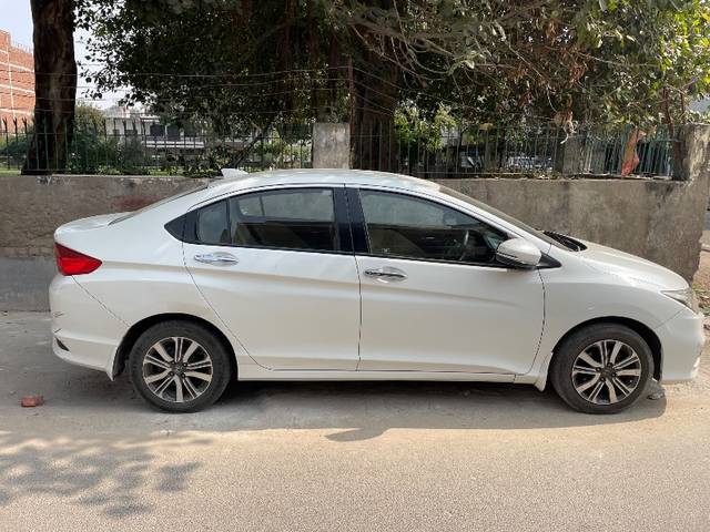 https://images10.gaadi.com/usedgaadi-sellcar/UsedCar/7ebcdfa4-60a6-425e-b4b8-d1743cbb314a/5fc59810-b548-4ef1-a641-ccc9ce1e2ed9.jpeg?imwidth=6401