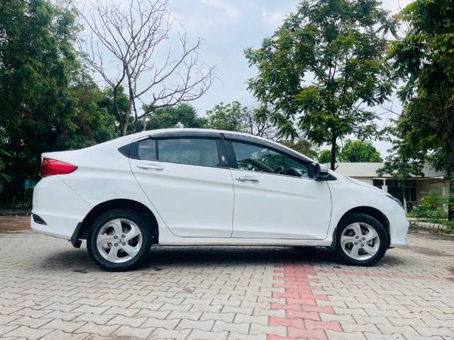 https://images10.gaadi.com/usedgaadi-sellcar/UsedCar/7fa43258-8274-4c0c-85e6-076102592a1e/a9cd5300-58e9-4775-914d-e5991d066400.jpg?imwidth=6401