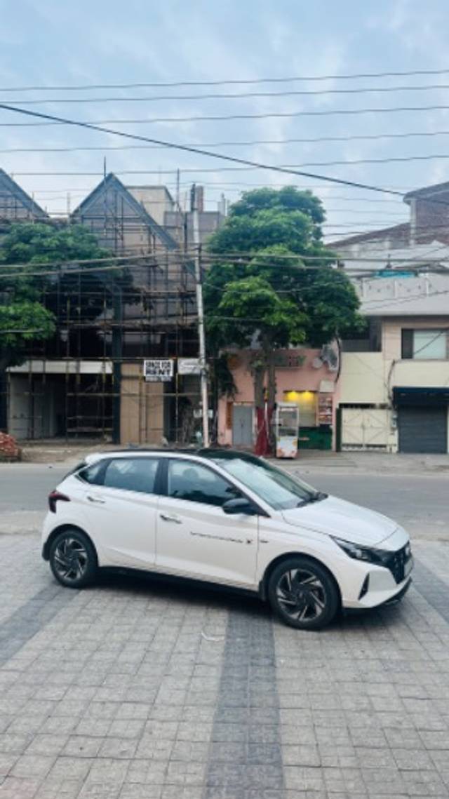 https://images10.gaadi.com/usedgaadi-sellcar/UsedCar/7ffec621-db1a-476b-b568-f94121d0ff7b/fa886194-7de5-455e-ad46-d4b0f1090c3e.jpeg?imwidth=6400