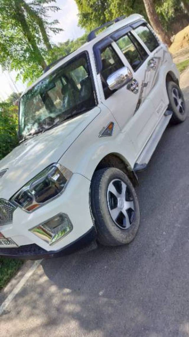 https://images10.gaadi.com/usedgaadi-sellcar/UsedCar/80a5d2cf-acc0-420d-8a01-cc7a0efeeb49/f8f2d265-e1fe-48de-968e-6a8f445700e1.jpg?imwidth=6402