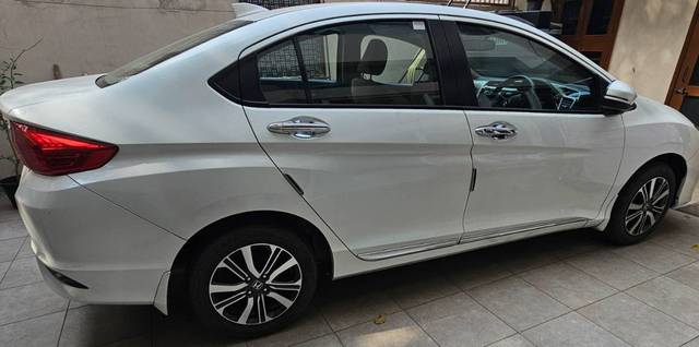 https://images10.gaadi.com/usedgaadi-sellcar/UsedCar/82eaf501-a061-4c42-b65b-bb10d2a9a034/7dcdbe99-1fda-4155-b921-cf0dee9c3e80.jpg?imwidth=6402