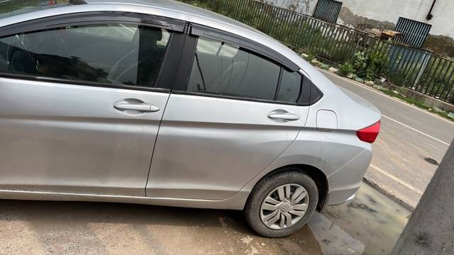 https://images10.gaadi.com/usedgaadi-sellcar/UsedCar/831a4c47-8299-4f42-91a9-739523461016/a457c2c6-8898-4720-93c0-ddeefa29eae4.jpeg?imwidth=6402