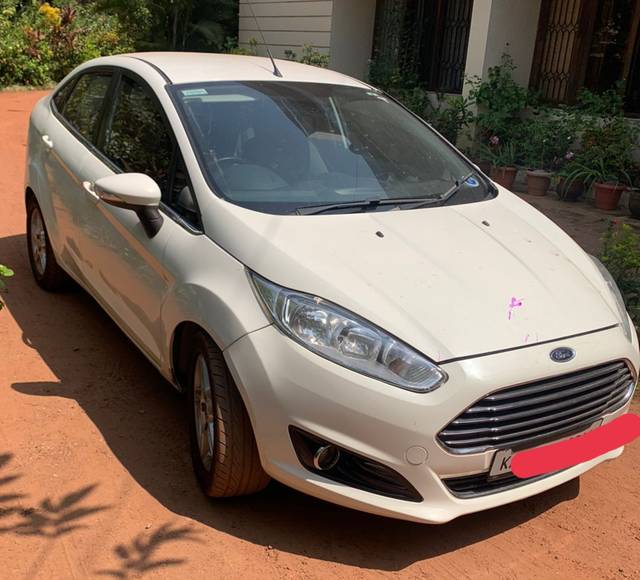 https://images10.gaadi.com/usedgaadi-sellcar/UsedCar/836f6c06-417e-40f3-aec7-25ad1c57aa8e/8a82d603-b7c1-453a-a881-791e5f3ecd0a.jpg?imwidth=6400