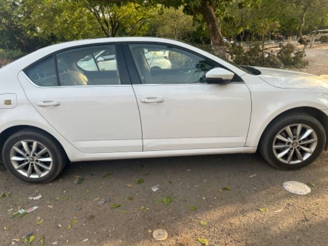 https://images10.gaadi.com/usedgaadi-sellcar/UsedCar/83914d1f-25f2-4e2c-a536-64fc9b120b0c/1ed6188e-fd63-485a-8225-80369b1364b3.jpg?imwidth=6401