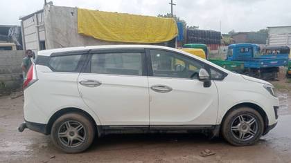 Mahindra Marazzo M6