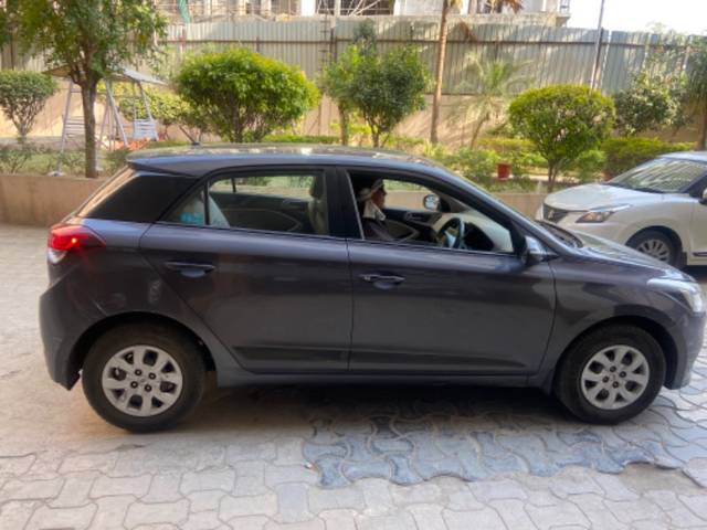 https://images10.gaadi.com/usedgaadi-sellcar/UsedCar/8396d559-8614-4a8d-b3da-93050275a486/9713638c-c59b-40d2-bc66-b9c55f49c3e2.jpeg?imwidth=6401