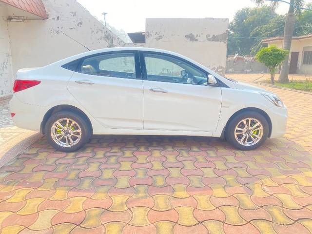 https://images10.gaadi.com/usedgaadi-sellcar/UsedCar/8566ee71-ab3b-4cee-8e7a-058f5b667321/29da4f02-eb43-4497-8e66-8acdb1a6316b.jpeg?imwidth=6401