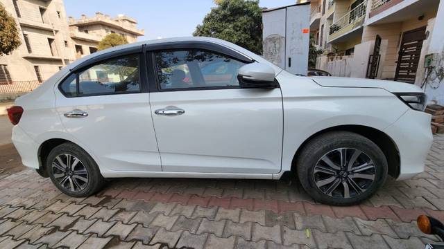 https://images10.gaadi.com/usedgaadi-sellcar/UsedCar/85c45251-e967-4441-9b39-fea1201878a7/9a6b16ac-f9c0-4e59-ace8-e4541d6a57e8.jpeg?imwidth=6401