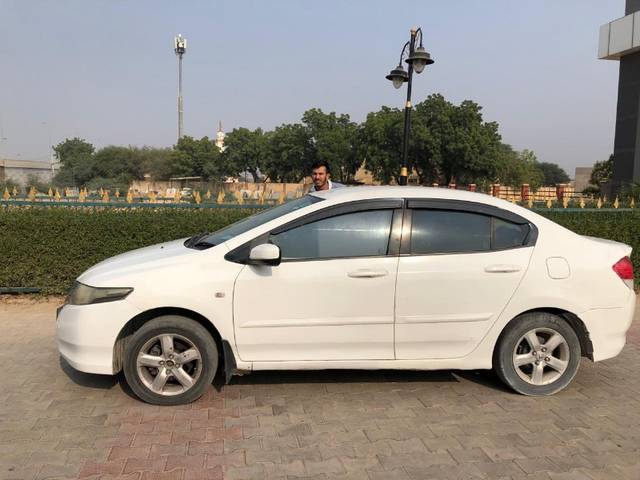 https://images10.gaadi.com/usedgaadi-sellcar/UsedCar/8705e950-2b8f-48ac-8a61-ab5a47b9b16b/c6c27acc-1254-4f4a-a03d-dc1da7e7b873.jpeg?imwidth=6402