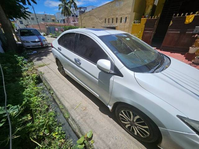 https://images10.gaadi.com/usedgaadi-sellcar/UsedCar/87a682dd-8b29-431f-b40e-1b6da3862720/875a3d99-fb13-444b-ad43-275132d4a16d.jpg?imwidth=6400