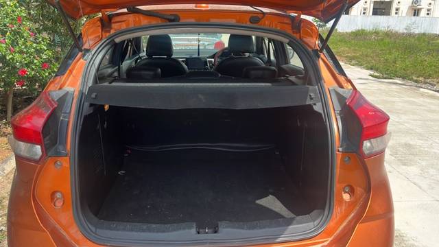 https://images10.gaadi.com/usedgaadi-sellcar/UsedCar/87b401f8-cf9f-4851-ae09-9ffaec542b81/fc5e5eb7-d9fc-4a1b-afc0-cdd2bf537852.jpeg?imwidth=6401