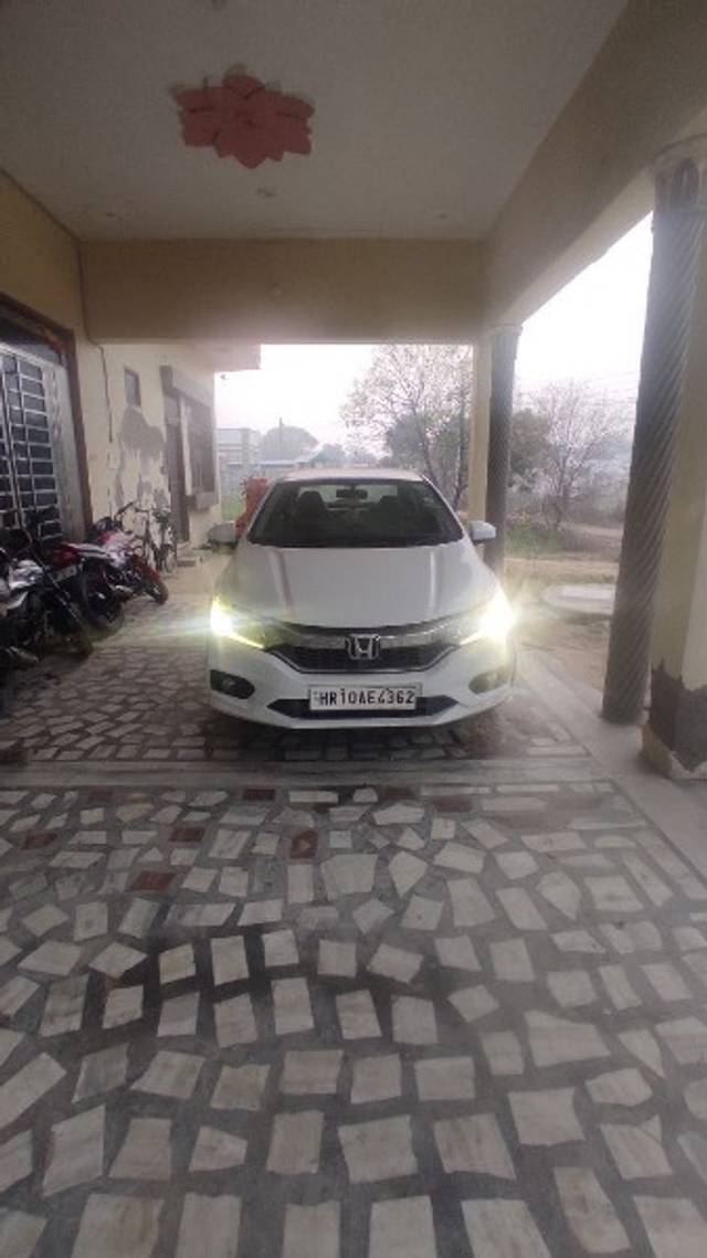 https://images10.gaadi.com/usedgaadi-sellcar/UsedCar/87b84ca7-21c4-4a49-8420-5af77a979ecf/e4f1e405-e3fa-4496-a15e-ac023cd1034a.jpg?imwidth=6401