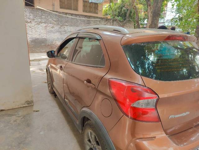 https://images10.gaadi.com/usedgaadi-sellcar/UsedCar/887699f1-f33e-4dab-a687-158b571b095b/0f0d8b70-f167-4764-93d3-07ee353ac19f.jpg?imwidth=6401