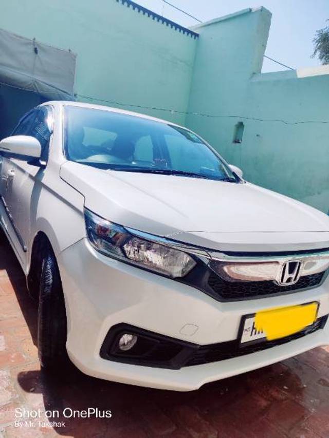 https://images10.gaadi.com/usedgaadi-sellcar/UsedCar/888e1069-e71c-4e62-84f6-17a7faaf53f7/19aa2f2f-c045-421d-b53a-4f77943a5629.jpg?imwidth=6401