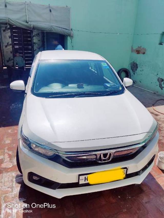 https://images10.gaadi.com/usedgaadi-sellcar/UsedCar/888e1069-e71c-4e62-84f6-17a7faaf53f7/b26f4ed1-7abe-4878-b2d0-1c7bb6f08300.jpg?imwidth=6400