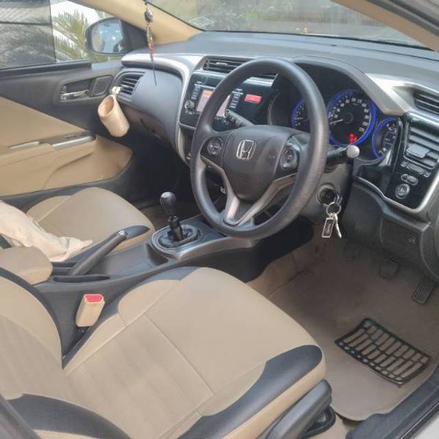 https://images10.gaadi.com/usedgaadi-sellcar/UsedCar/88dcf645-d37d-4c0a-93ab-50b7697539ff/b2967896-584a-4019-a79a-ce055a256bb1.jpg?imwidth=6402