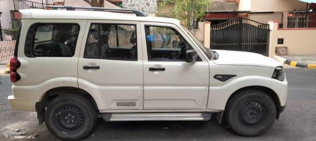 https://images10.gaadi.com/usedgaadi-sellcar/UsedCar/890a5985-3636-448b-affc-a0faabfe7013/32f39a2f-2a8e-4e5b-82e7-0b531c857adf.jpeg?imwidth=6402