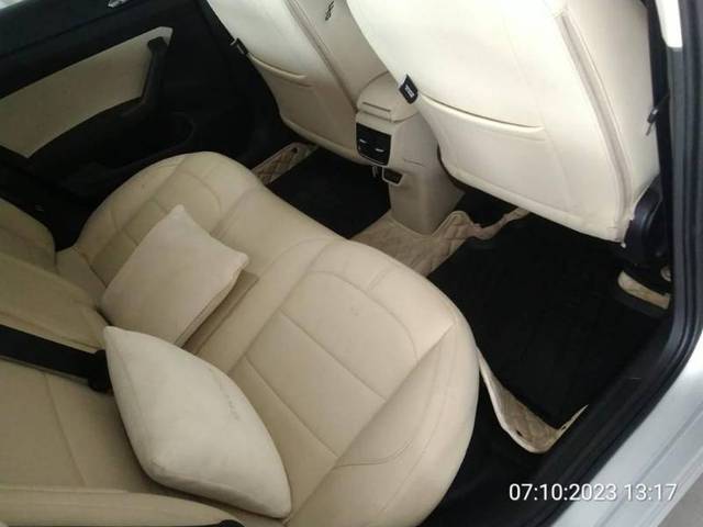https://images10.gaadi.com/usedgaadi-sellcar/UsedCar/8995c677-d659-481c-a9ea-6c88c123f6b7/d9f54f3e-68e6-400f-a4a7-0aa382418f34.jpg?imwidth=6401