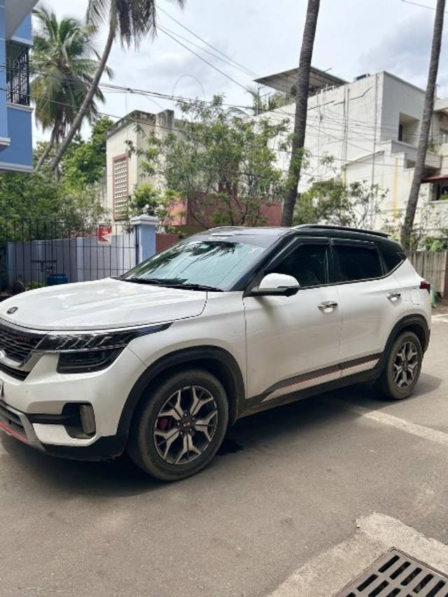 https://images10.gaadi.com/usedgaadi-sellcar/UsedCar/8a073404-2441-4a6b-b02a-825bf6bb2fac/9480e2da-45cb-41fa-b3d7-12ed6ceeb860.jpeg?imwidth=6400